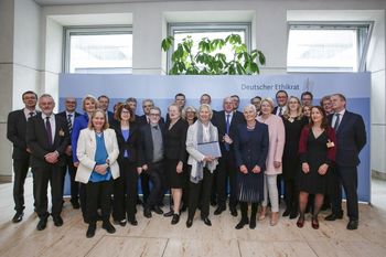 Mitglieder des Deutschen Ethikrats 2016 mit Bundestagspräsident Norbert Lammert