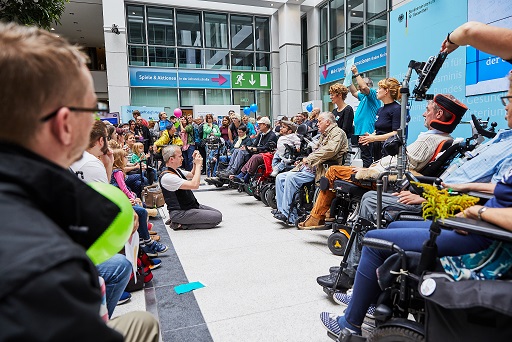 Mehr als 60 Personen mit und ohne Behinderungen nutzten den Tag der offenen Tür im Bundesministerium für Gesundheit, um vor und im Ministerum gegen den Gesetzentwurf 